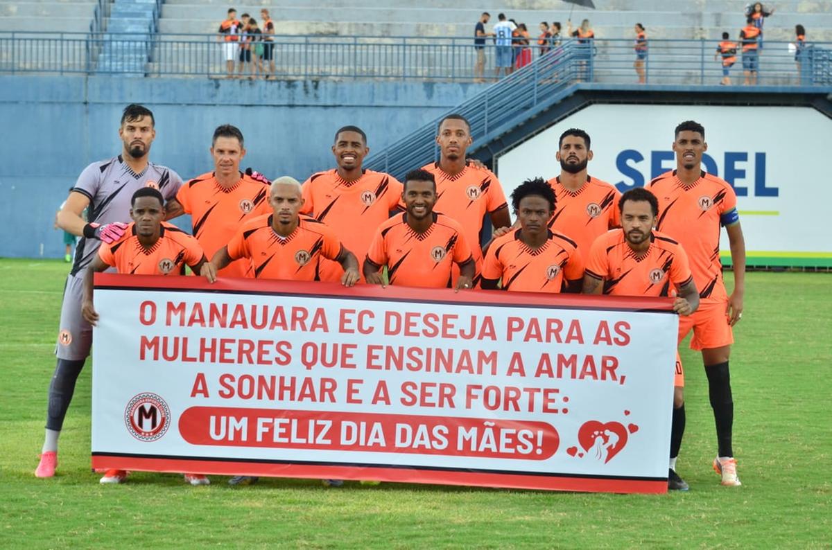 Time com um faixa em homenagem ao Dia das Mães (Foto: Daniel Brandão/Freelancer/AC)