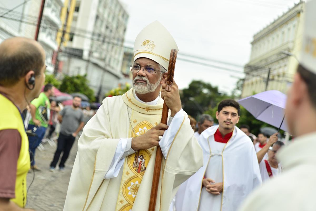 Dom Zenildo Lima, celebrante da missa de Corpus Christi (Foto: Junio Matos)