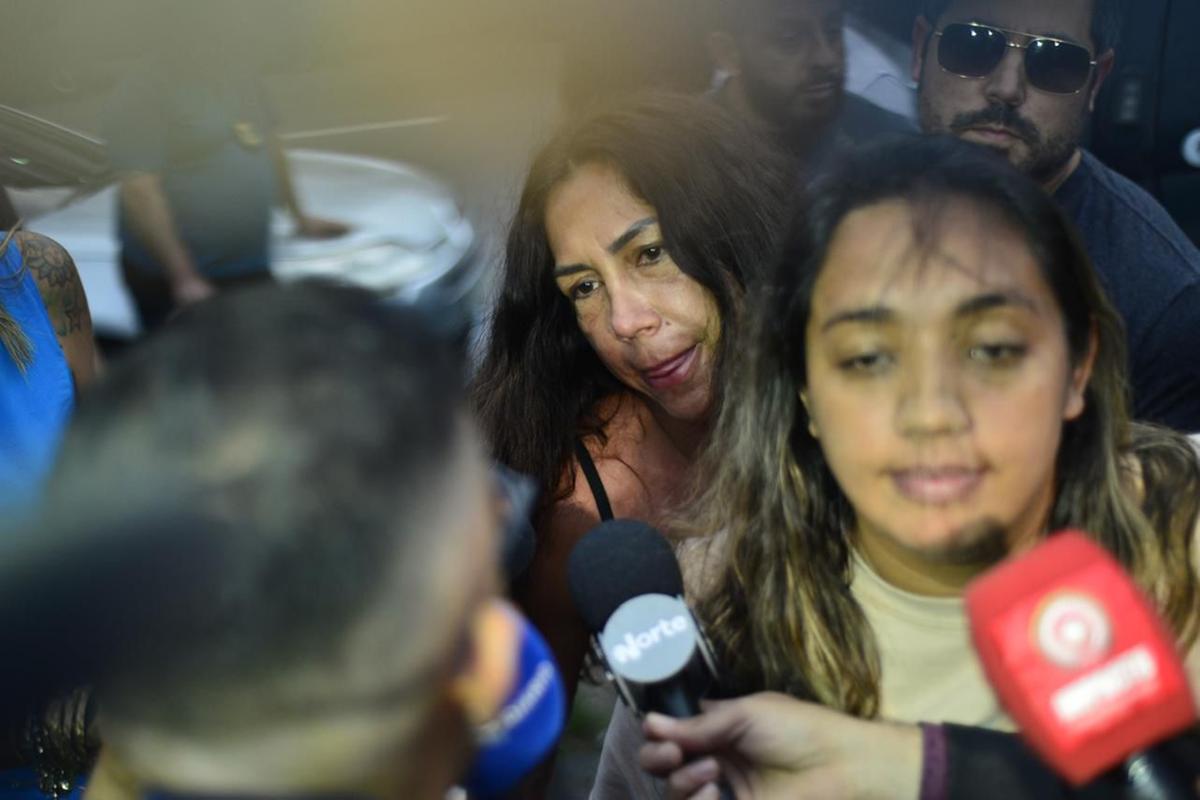 Momento em que a mãe de Djidja, Cleusimar Cardoso Rodrigues, e Verônica da Costa Seixas, gerente do salão de beleza, chegam detidas no 1º DIP (Foto: Junio Matos/A CRÍTICA)