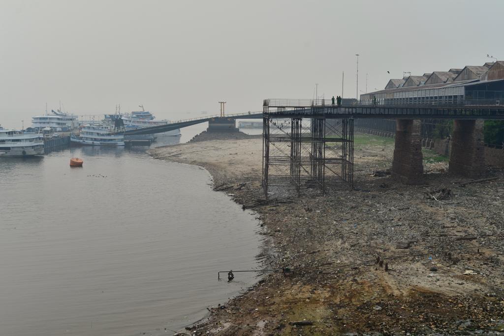 Imagem do porto p&uacute;blico de Manaus (roadway) pr&oacute;ximo de onde fica instalada a r&eacute;gua de medi&ccedil;&atilde;o do n&iacute;vel das &aacute;guas do rio Negro (Foto: Junio Matos/A CR&Iacute;TICA)