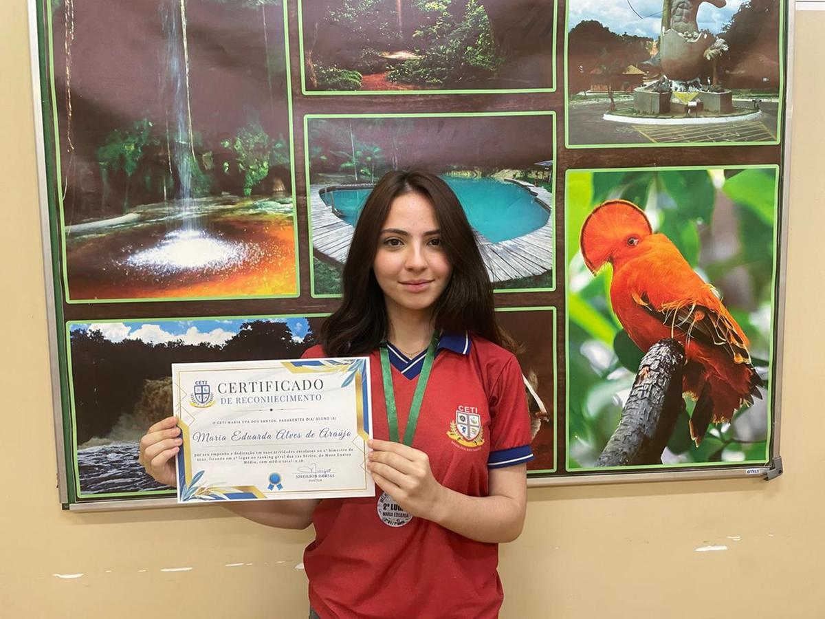 Mesmo jovem, a estudante já está se acostumando a receber prêmios de reconhecimento pelo esforço e interesse na ciência (Foto: Arquivo Pessoal)
