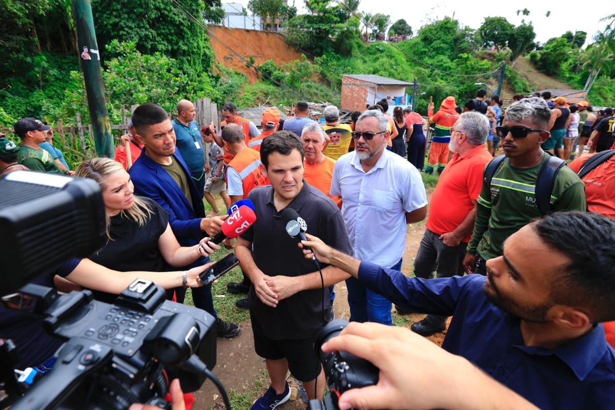 Prefeito em exerc&iacute;cio e secretario da Seminf, Renato Junior, compareceu no local da trag&eacute;dia