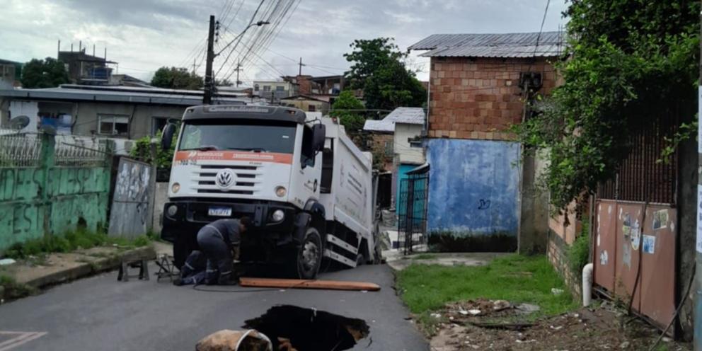 Asfalto cede e cratera quase engole caminhão coletor de lixo no Coroado
