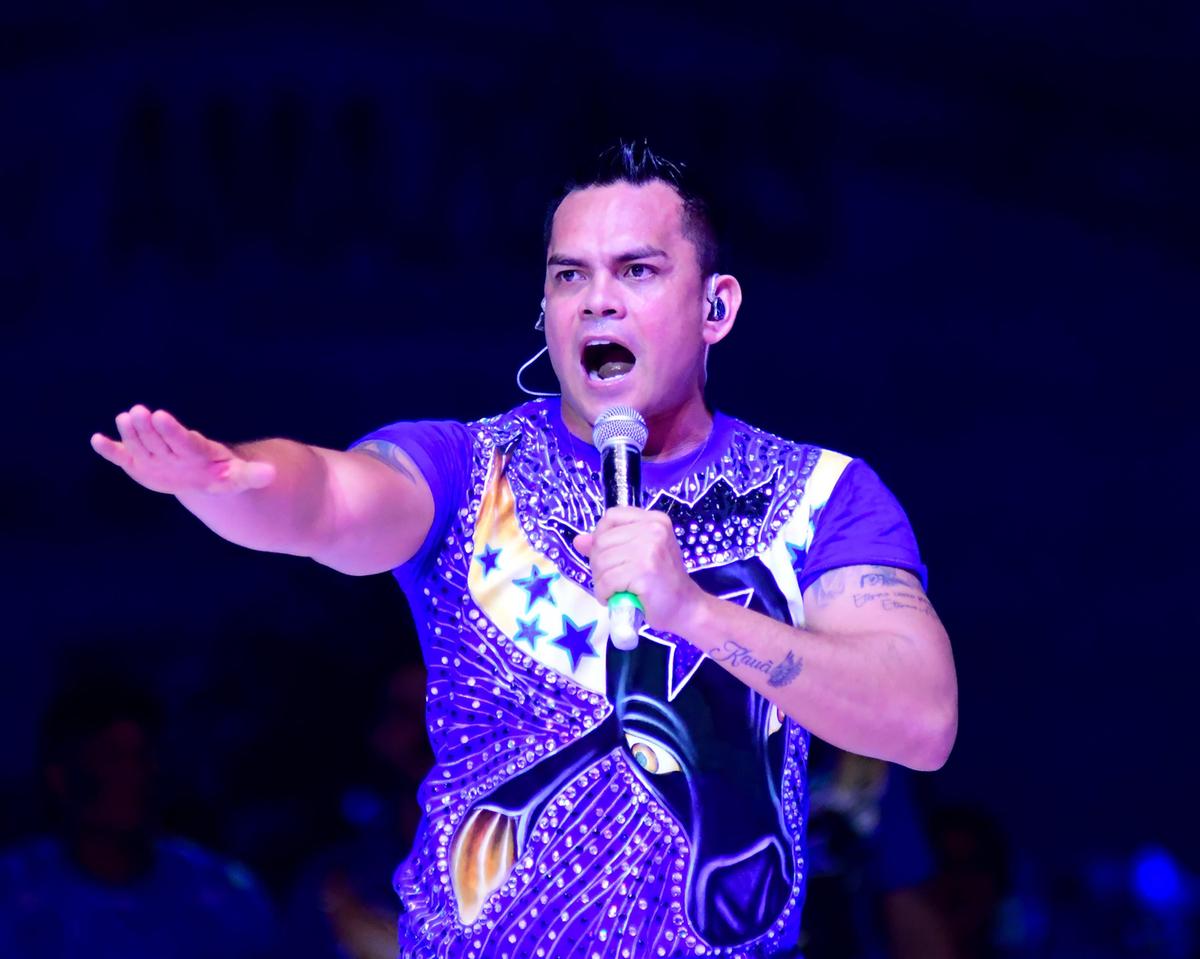 O apresentador Edmundo Oran comandou a apresentação do bumbá azulado no Bumbódromo. Foto: Paulo Bindá