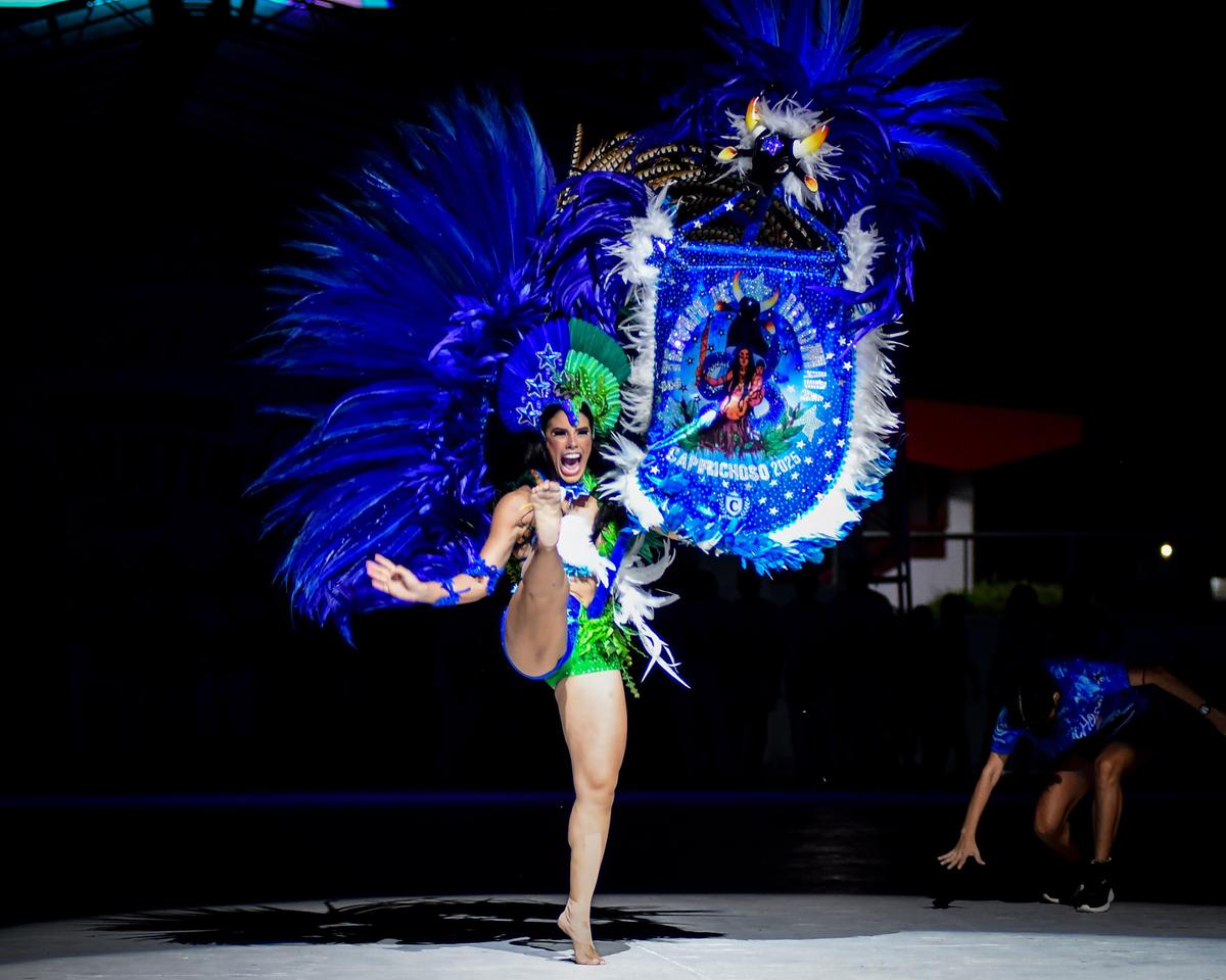 Marcela Marialva, porta estandarte do Caprichoso, com elegância e força na arena. Foto: Paulo Bindá