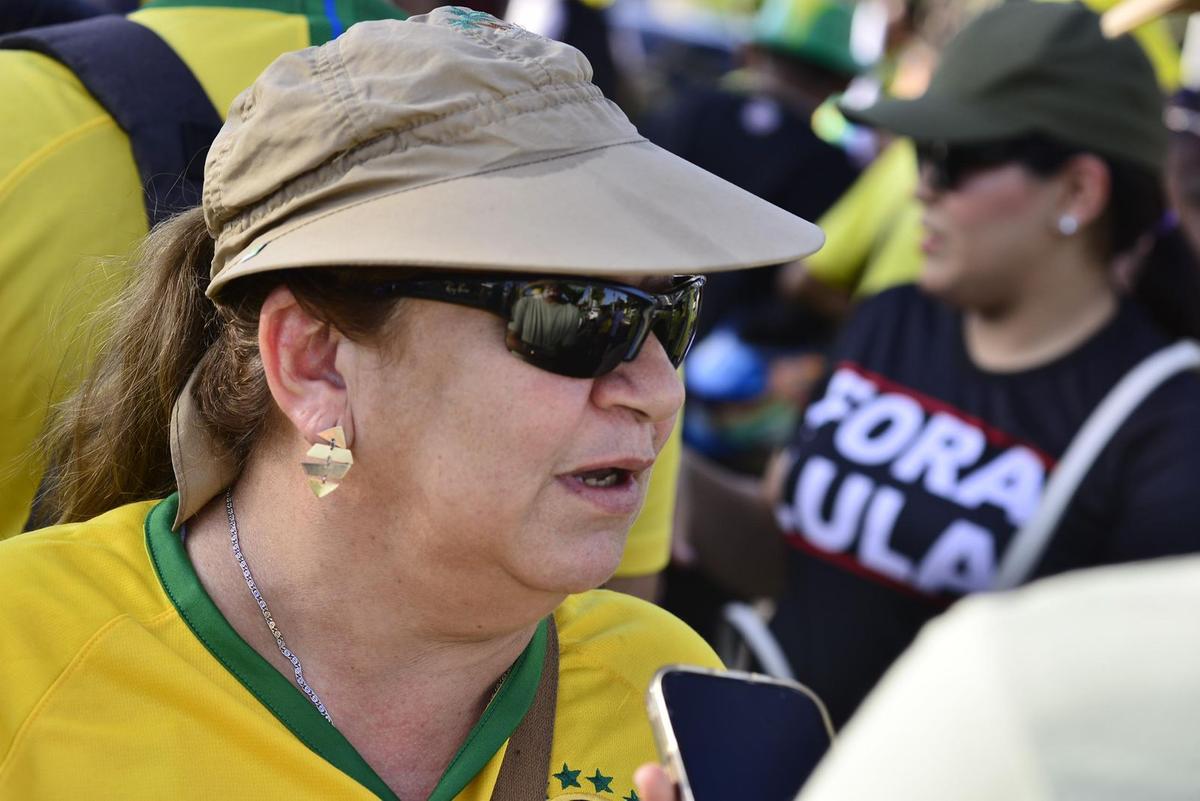 - Estou me defendendo -, disse a técnica em enfermagem, Valdercleide Viana, 54 anos (Foto: Junio Matos/AC)
