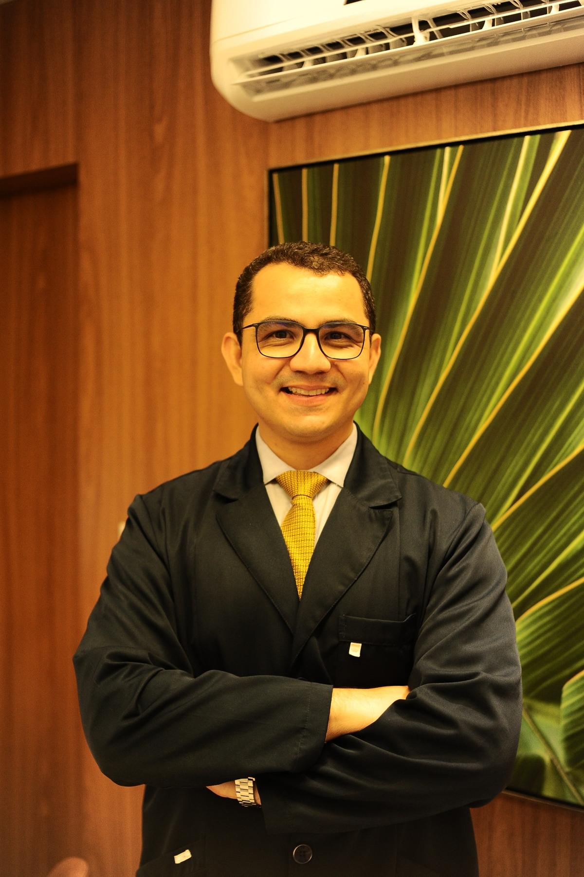 Dr. Diego Carvalho, otorrinolaringologista especializado em distúrbios do sono, atua em Manaus com foco no diagnóstico e tratamento da apneia do sono. Foto: Daniel Brandão