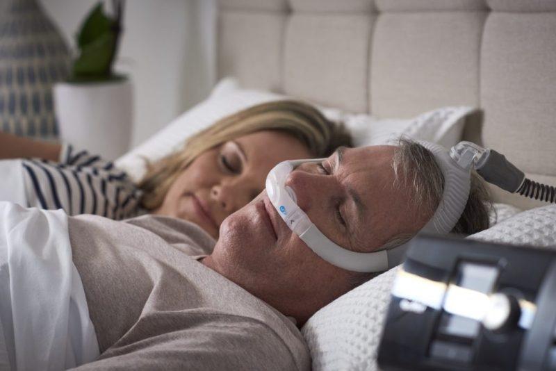 O uso do CPAP é considerado o tratamento mais eficaz para casos moderados e graves de apneia do sono, mantendo as vias respiratórias abertas durante o descanso. Foto: Reprodução/Internet
