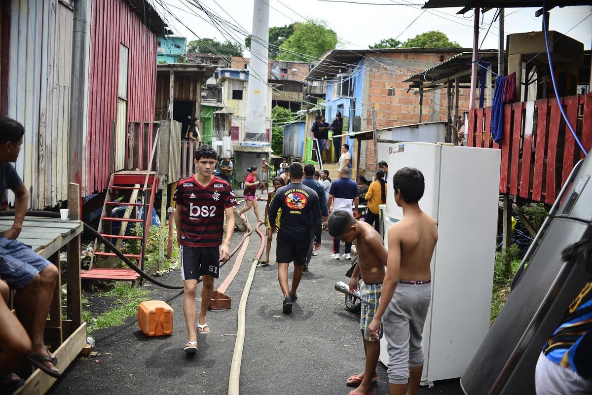 A população ajudou no combate ao fogo