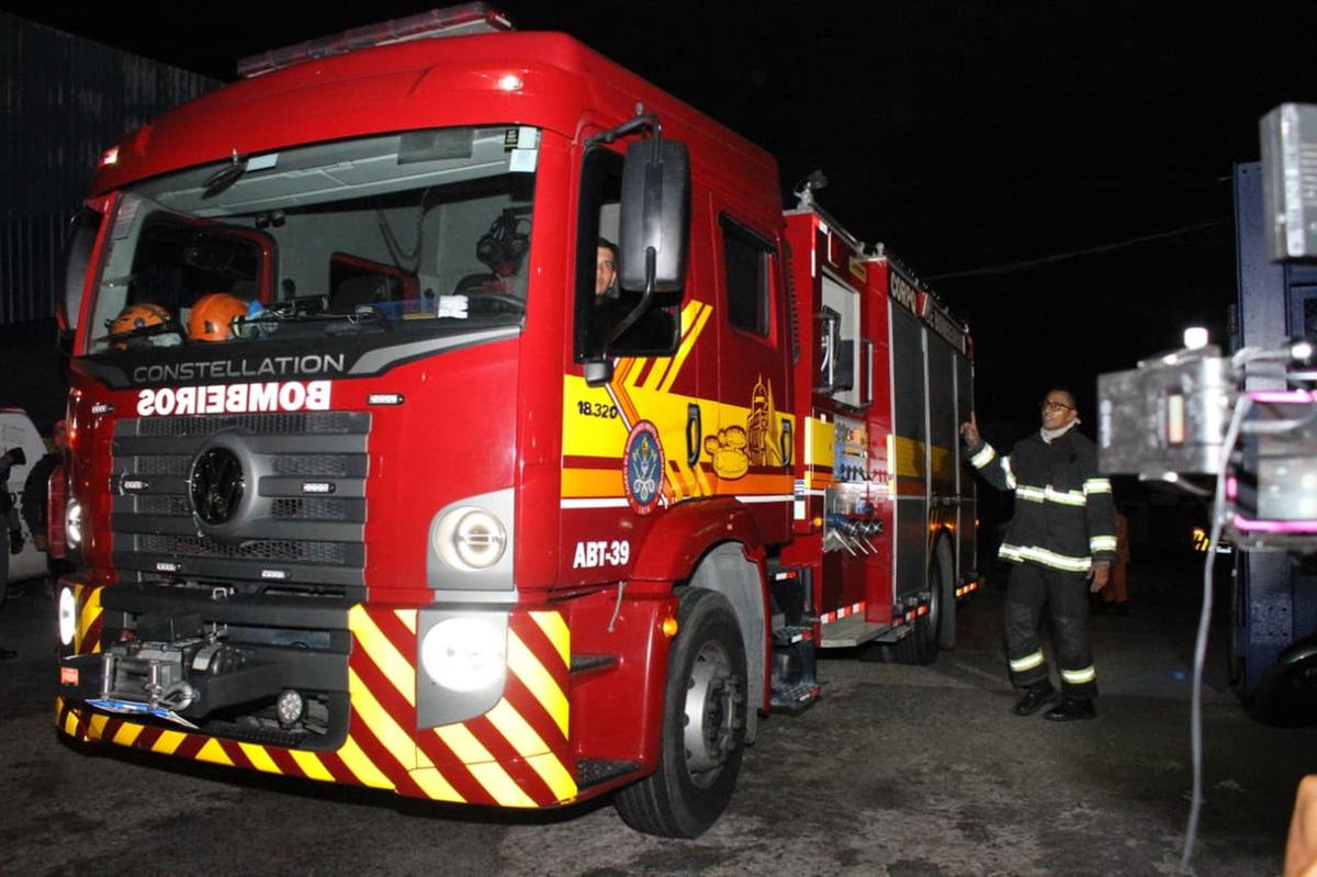Onze viaturas, entre carros de combate a incêndio, salvamento e ambulâncias, foram enviadas ao local, com o apoio de 47 bombeiros e brigadistas da empresa.