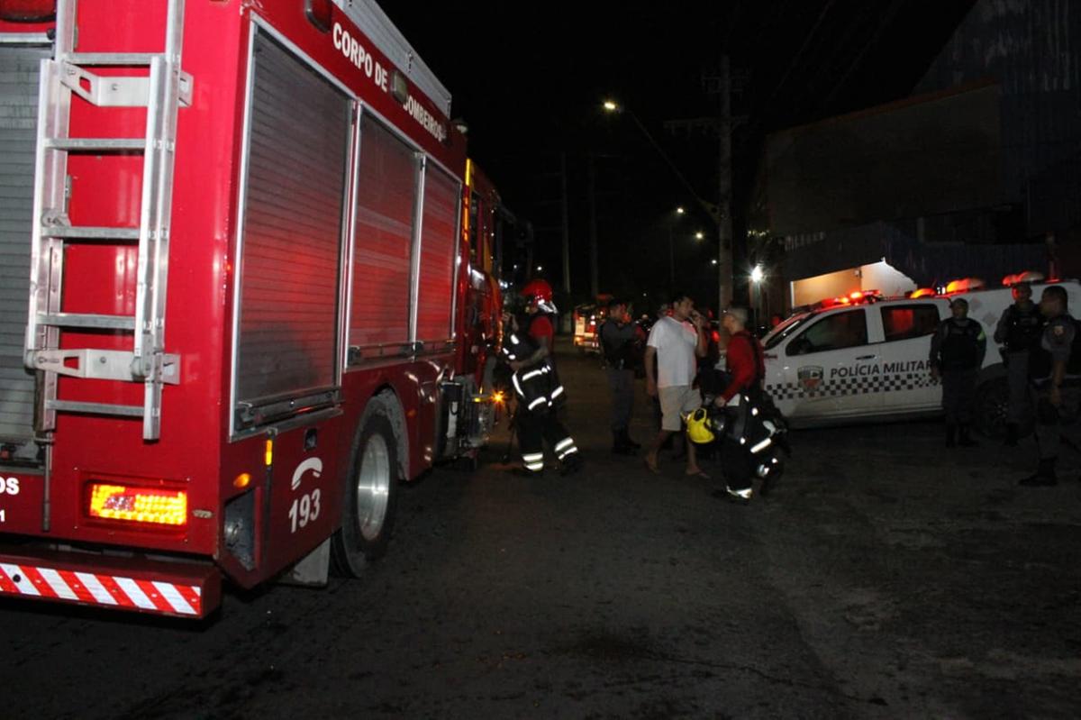 Cerca de 45 mil litros de água foram usados para conter as chamas.