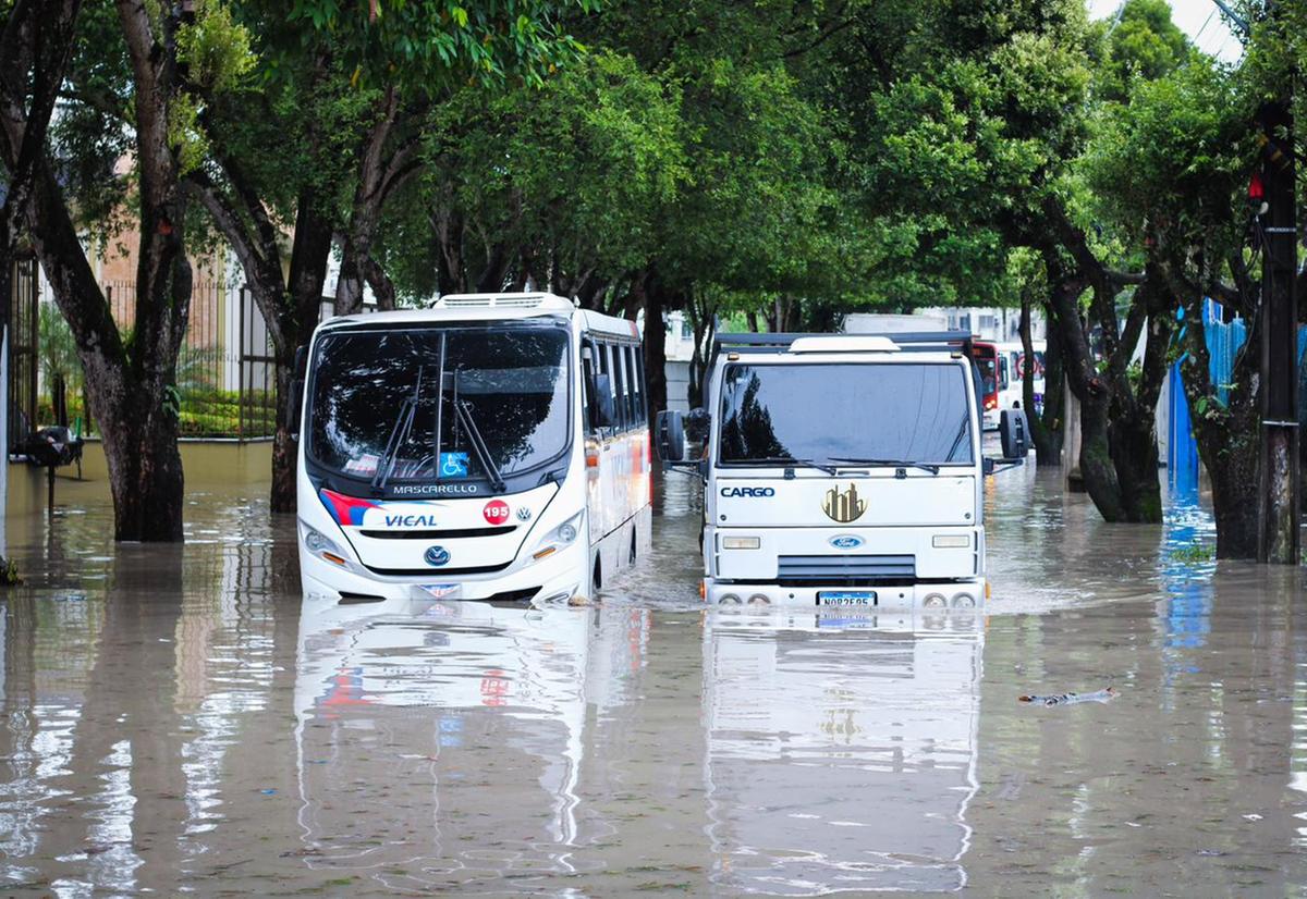 Rua José Romão, no bairro São José, com ponto de alagamento. A via dá acesso ao bairro Novo Aleixo e à avenida Cosme Ferreira. Foto: Jeiza Russo/A CRÍTICA