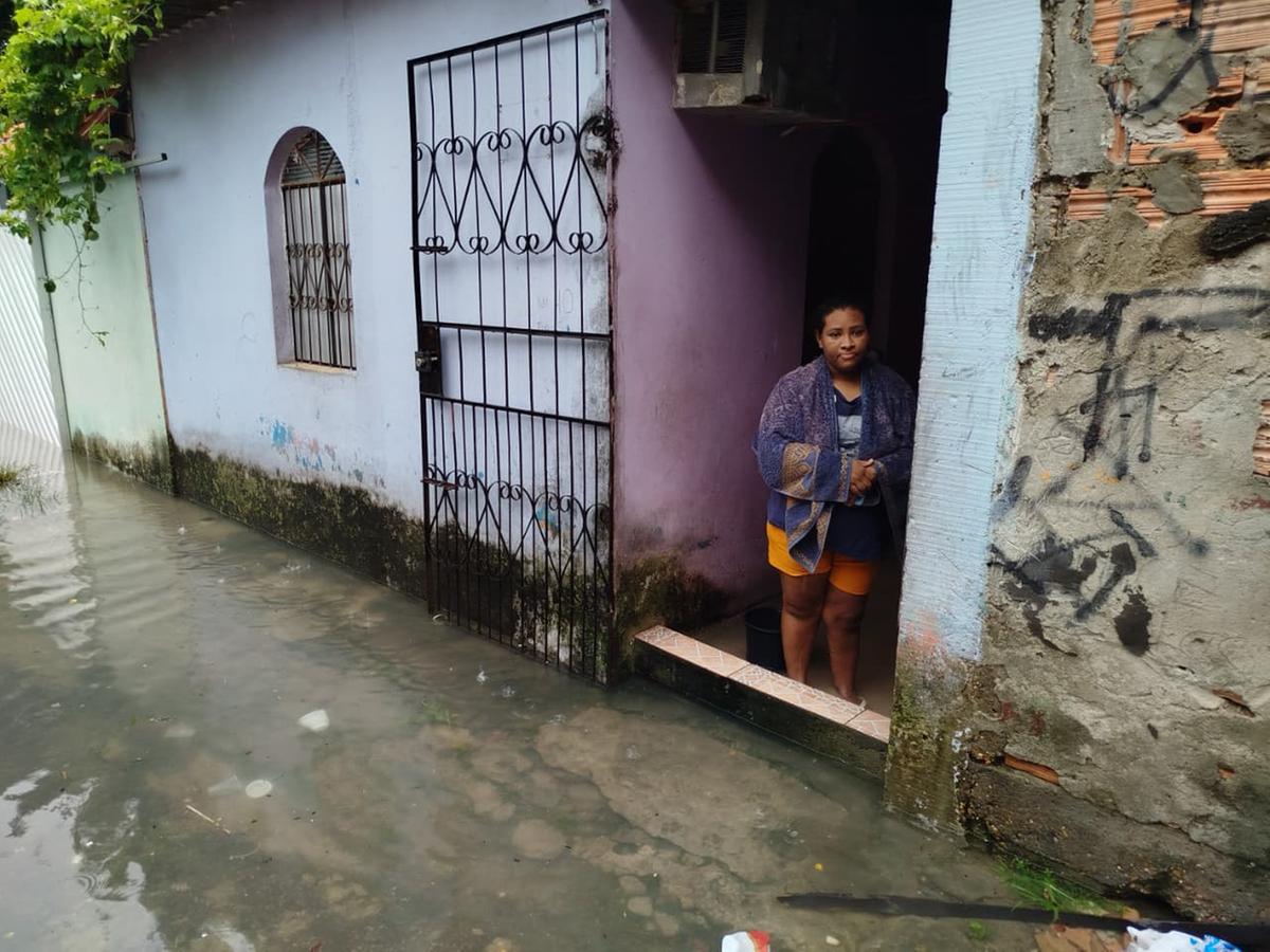 Sarah Gomes, moradora do Armando Mendes que teve sua casa inundada. Foto: Jeiza Russo/A CRÍTICA