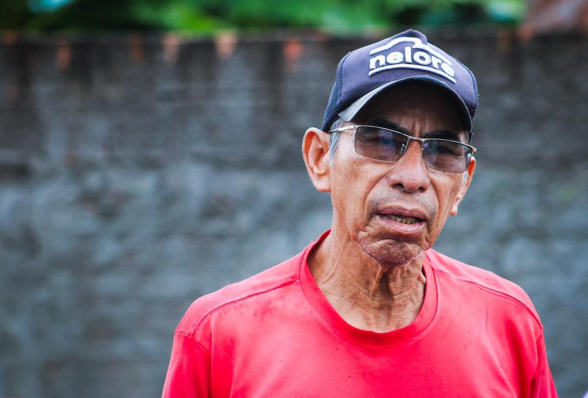 Severiano de Oliveira, morador da avenida Itacolomy, também teve sua casa alagada. Foto: Jeiza Russo/A CRÍTICA