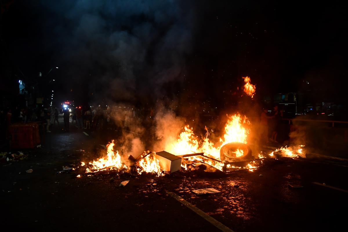 O manifestantes atearam fogos em uma barricada como forma de protesto