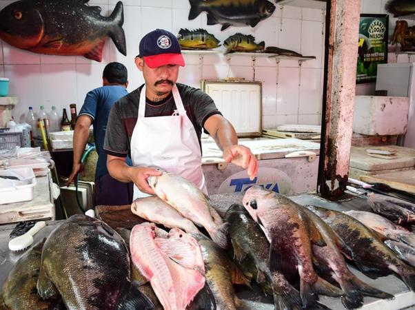 Dinheiro economizado pelas famílias circula no comércio local, fortalecendo a economia nos bairros