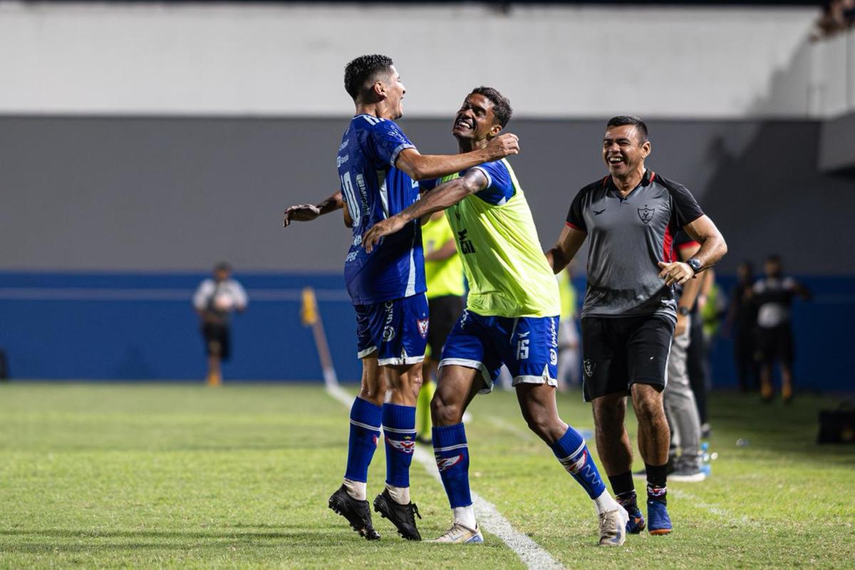 Os jogadores do Águia comemorando um dos gols da vitória no Carlos Zamith