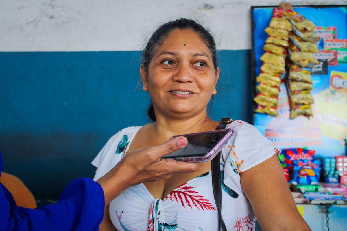 A dona de casa Jéssiana de Assis aproveita o feriado para viajar ao interior e resolver questões pessoais com a família. Foto: Jeiza Russo/A CRÍTICA