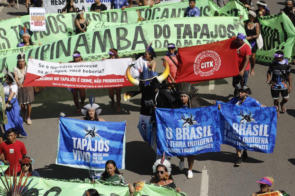 O paj&eacute; Erick Beltr&atilde;o, a tuxaua Giovana Borari e o tripa ind&iacute;gena Davi Arawak participaram pelo povo Caprichoso
