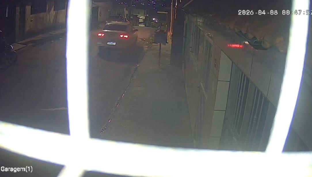 Câmeras de segurança registraram o carro utilizado na ação criminosa