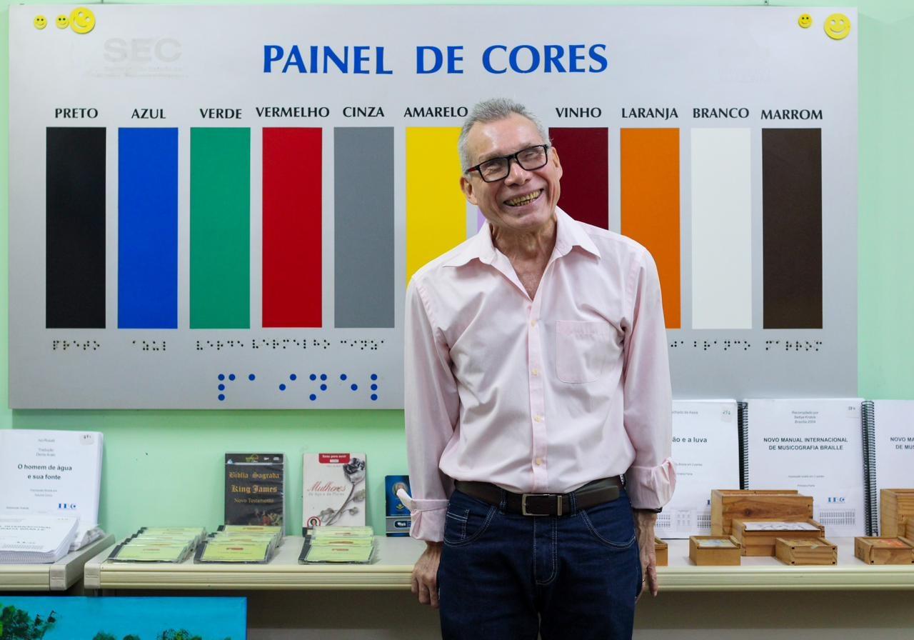 Professor que perdeu a visão aos 17 anos lidera biblioteca braille