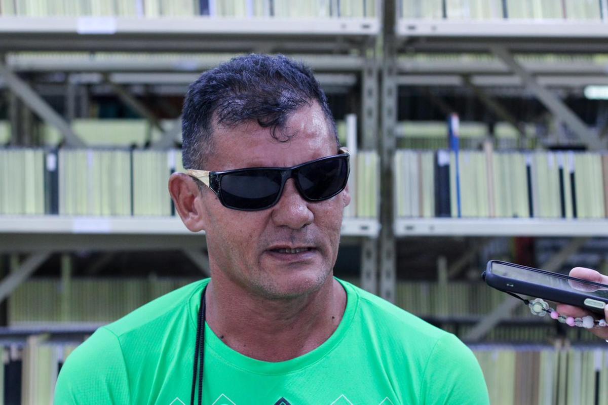 Raimundo Nonato ficou cego após um AVC e utiliza a biblioteca como espaço de reabilitação e adaptação.Foto: Jeiza Russo/A CRÍTICA