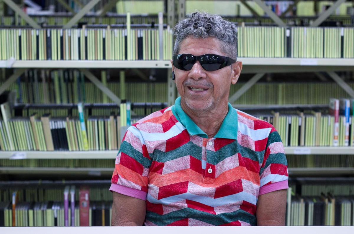 Ricardo Alves perdeu a visão aos 52 anos e encontrou na biblioteca novas formas de aprendizado, como a música.Foto: Jeiza Russo/A CRÍTICA