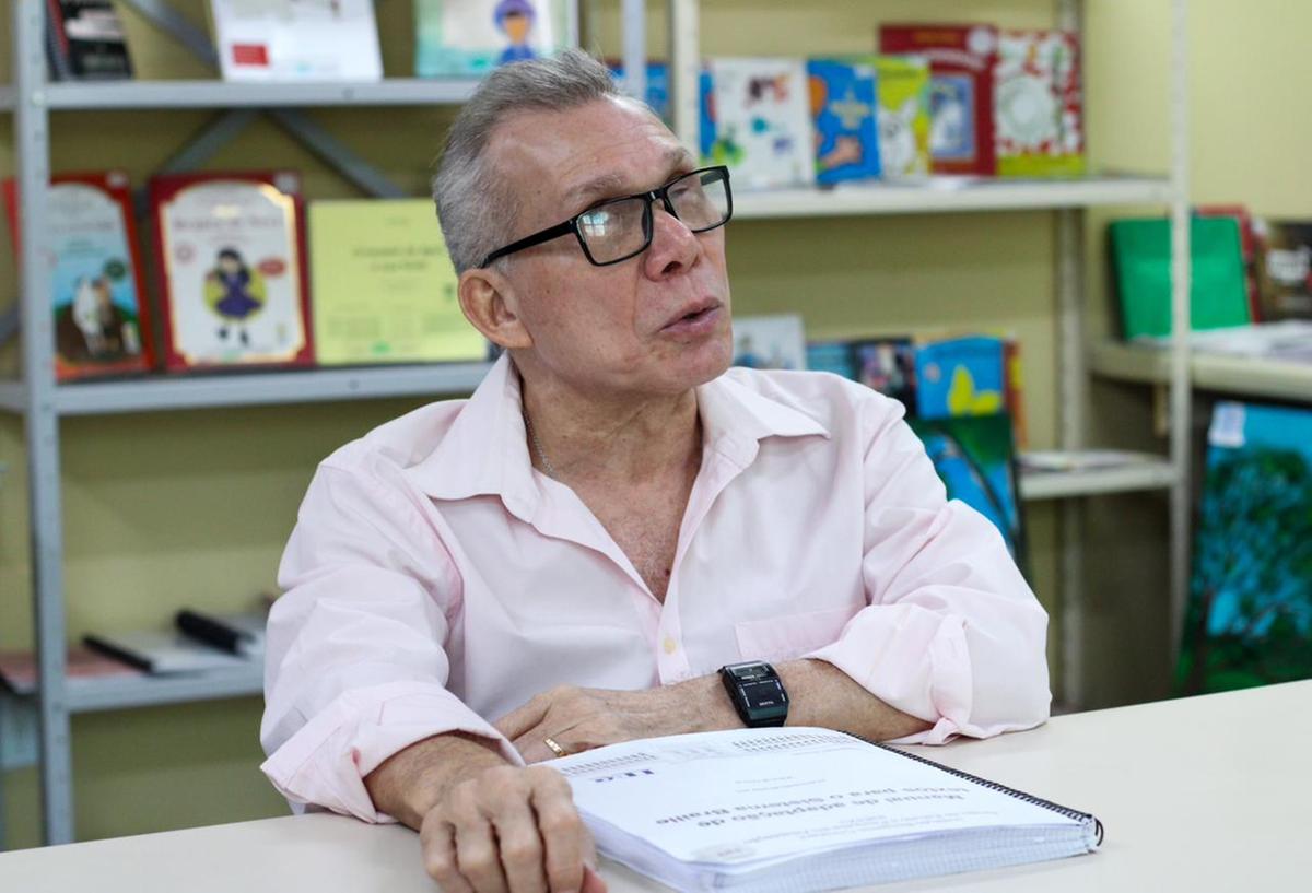 Professor Gilson Mauro Pereira, gestor da Biblioteca Braille do Amazonas, perdeu a visão aos 17 anos.Foto: Jeiza Russo/A CRÍTICA