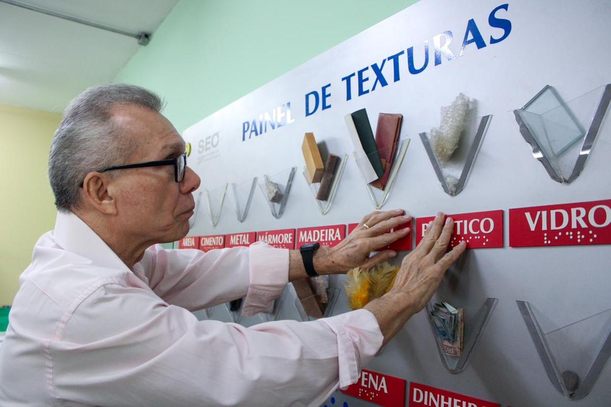 Painel de texturas permite a identificação de materiais por meio do tato, contribuindo para o processo educativo.Foto: Jeiza Russo/A CRÍTICA