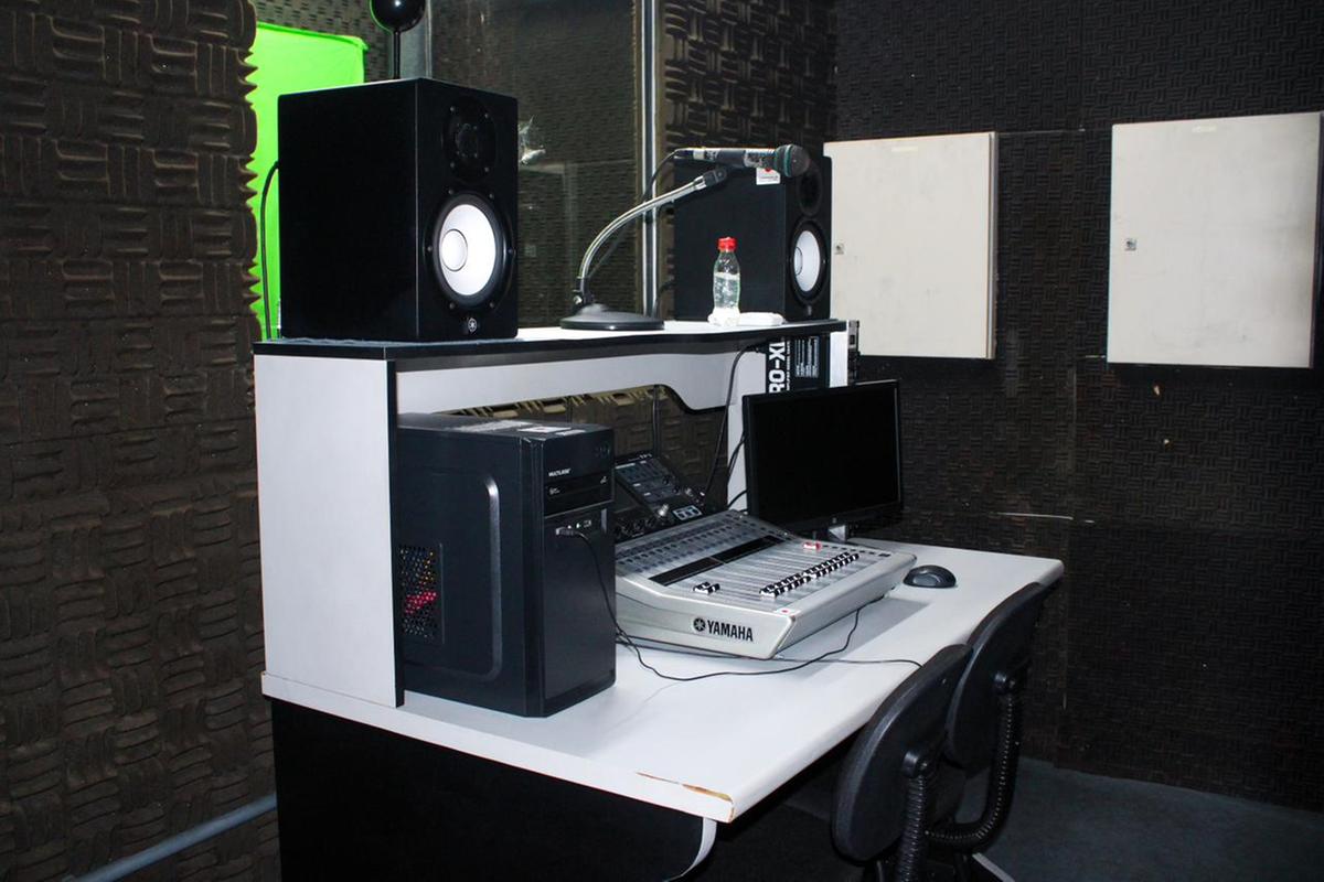Estúdio é utilizado para produção de conteúdos acessíveis, como audiolivros e materiais com audiodescrição.Foto: Jeiza Russo/A CRÍTICA