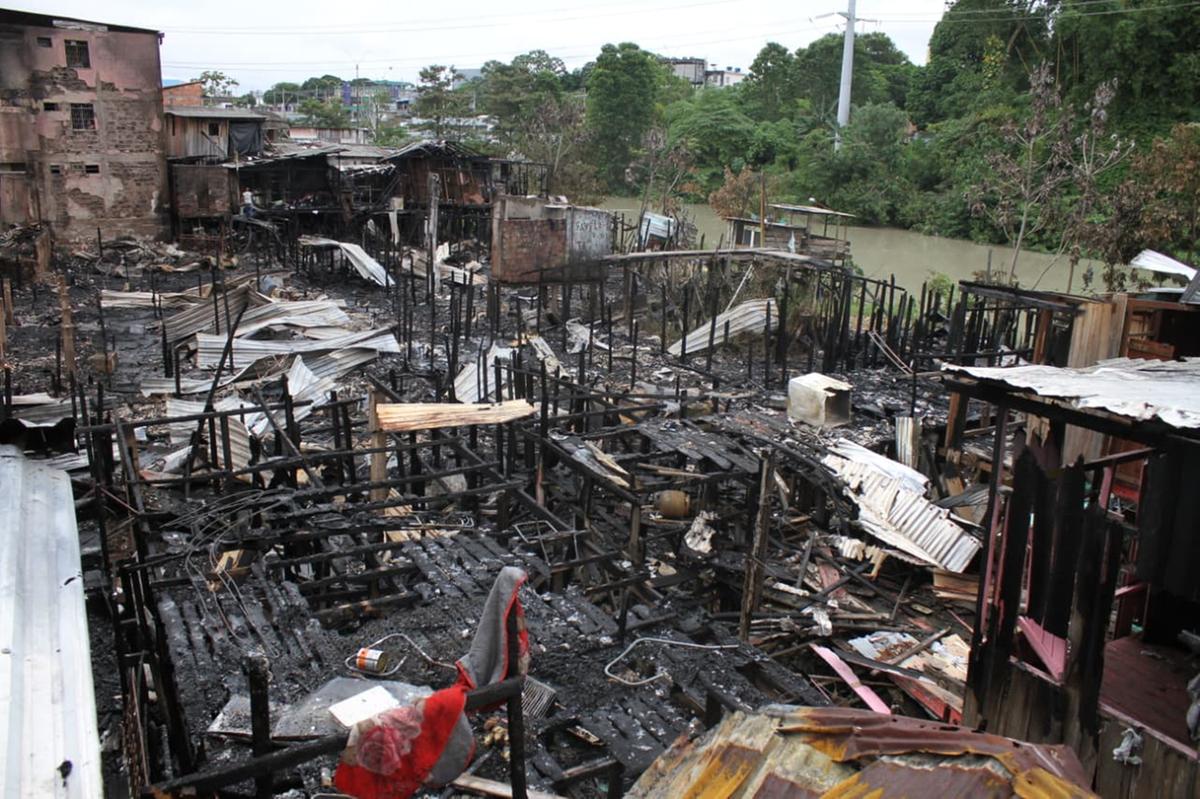Área atingida pelo incêndio no São Jorge ficou destruída, com casas reduzidas a cinzas e estruturas retorcidas