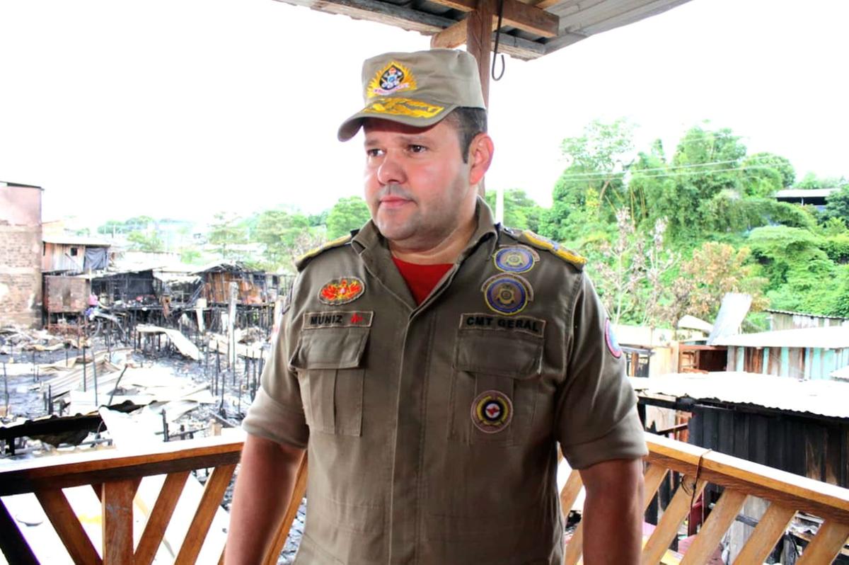Equipes do Corpo de Bombeiros Militar do Amazonas atuaram no combate às chamas que atingiram dezenas de casas