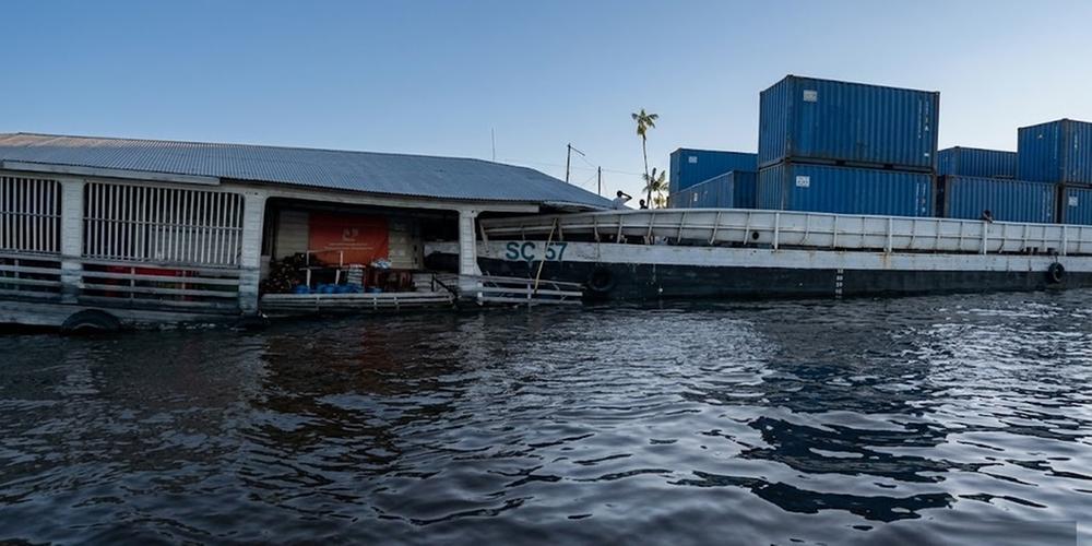 Balsa atinge flutuante e destrói estrutura no Paraná da Eva