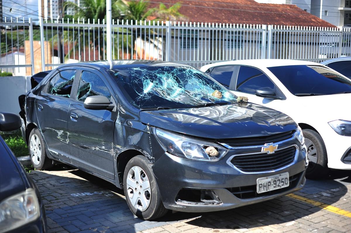 Suspeito teve o carro depredado por moradores durante tentativa de fuga