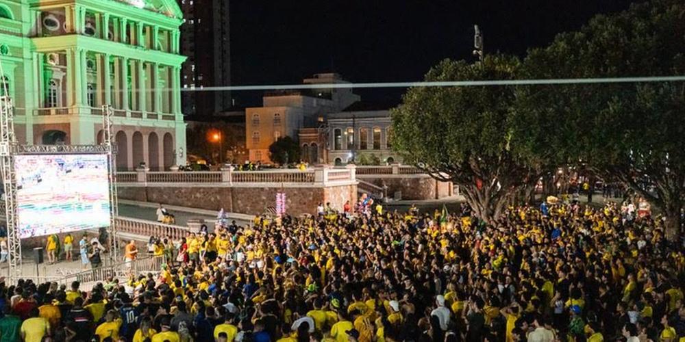 Amazonas Fan Fest reúne torcida para transmissão do jogo Brasil e Escócia no Largo de São Sebastião,