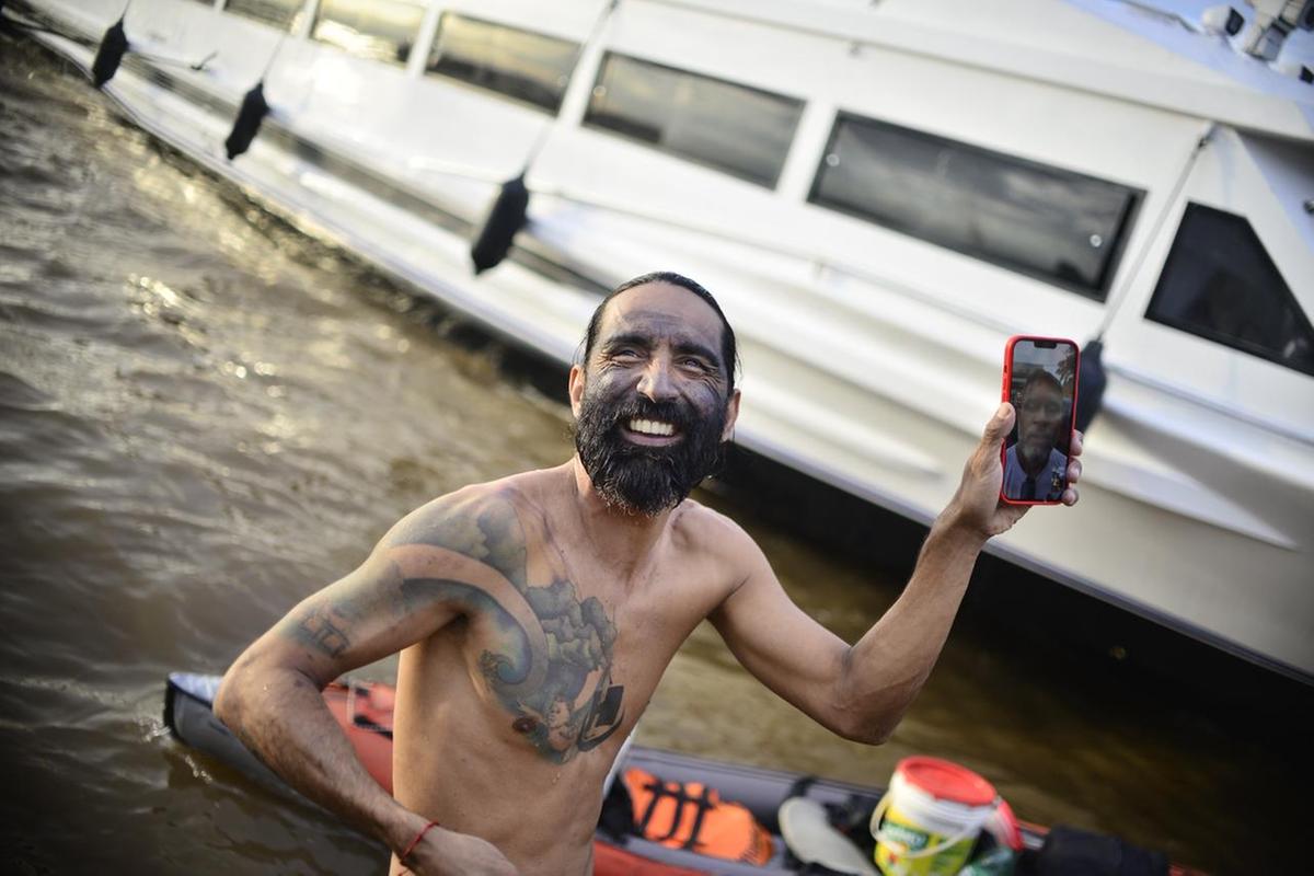 Wilber Hon&oacute;rio Mu&ntilde;oz, conhecido como "homem-peixe", comemora a chegada a Parintins ap&oacute;s 250 dias nadando pelo rio Amazonas em uma expedi&ccedil;&atilde;o de conscientiza&ccedil;&atilde;o sobre a preserva&ccedil;&atilde;o dos rios (Fotos: Junio Matos/A CR&Iacute;TICA)