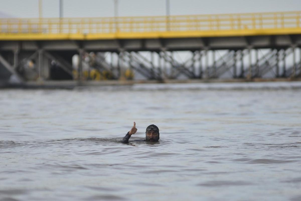 Ap&oacute;s percorrer centenas de quil&ocirc;metros pelo rio Amazonas, Wilber Hon&oacute;rio faz o &uacute;ltimo trecho da travessia antes de desembarcar em Parintins.Foto: Junio Matos/A Cr&iacute;tica