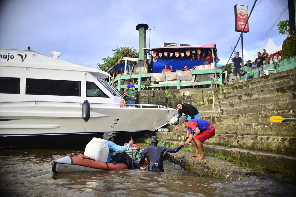 Com apoio da equipe, Wilber Hon&oacute;rio desembarca em Parintins, onde foi recebido ap&oacute;s concluir mais uma etapa da expedi&ccedil;&atilde;o de conscientiza&ccedil;&atilde;o ambiental.Foto: Junio Matos/A Cr&iacute;tica