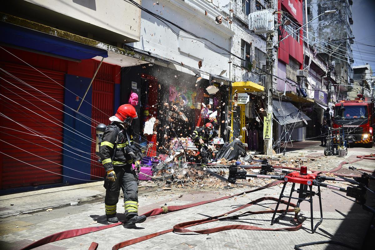 Nesse momento destro&ccedil;os da estrutura caem em cima de bombeiro militar que est&aacute; atendendo a ocorr&ecirc;ncia