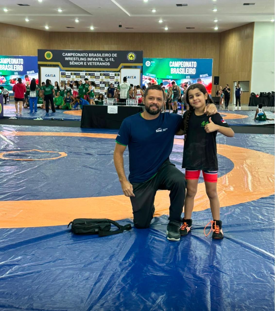 Waldeci Silva ao lado da mais nova promessa vencedora formada pela escola WG Wrestling e apoiada pelos programas de fomento ao esporte do Sesc Amazonas