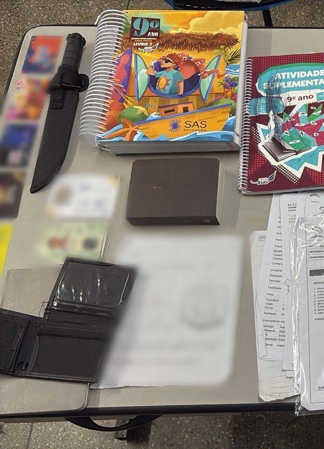 O material apreendido na bolsa do adolescente