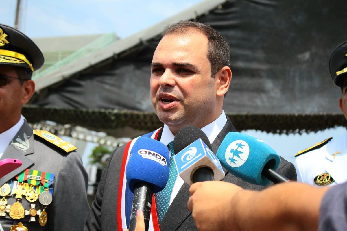 Governador do Amazonas, Roberto Cidade esteve presente no desfile (Foto: Nilton Ricardo)