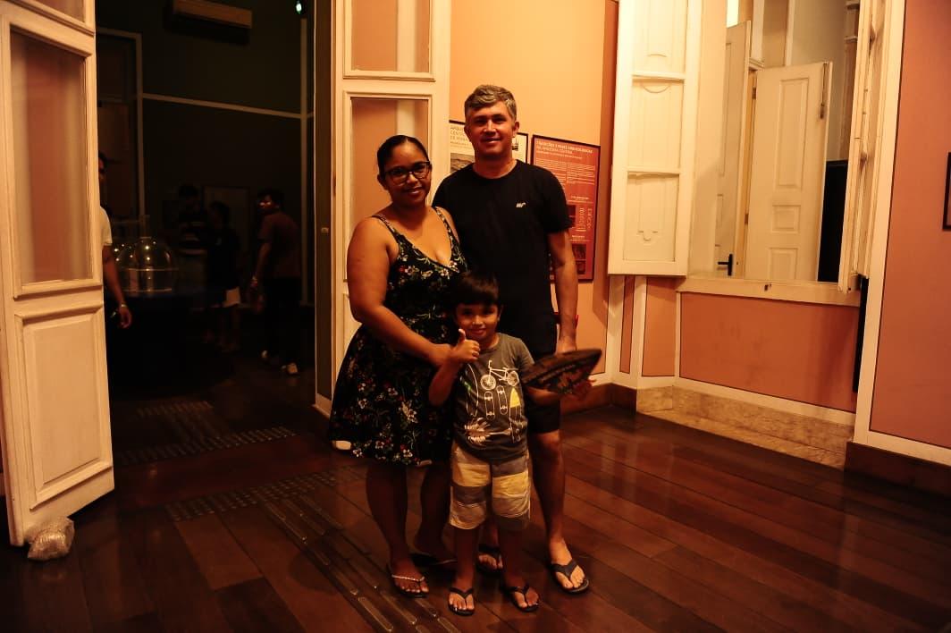 Esther Duarte visitou o Museu da Cidade de Manaus com o filho durante a programação do Sou Manaus 2026. Foto: Daniel Brandão/A CRÍTICA