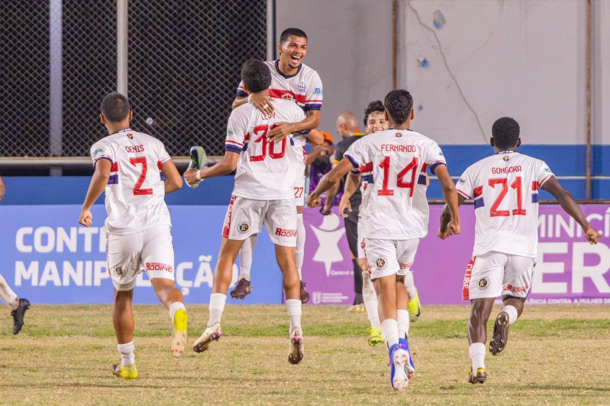 Jogadores do Fast comemoram gol marcado no segundo tempo