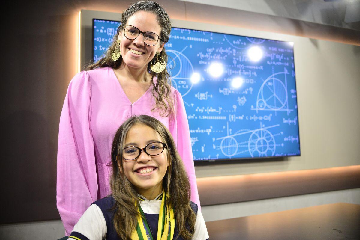 Fonoaudióloga Naiana Parente comemora com a filha Anabella Soares a conquista do Bronze Award e a classificação para a etapa mundial (Foto: Junio Matos/A CRÍTICA)