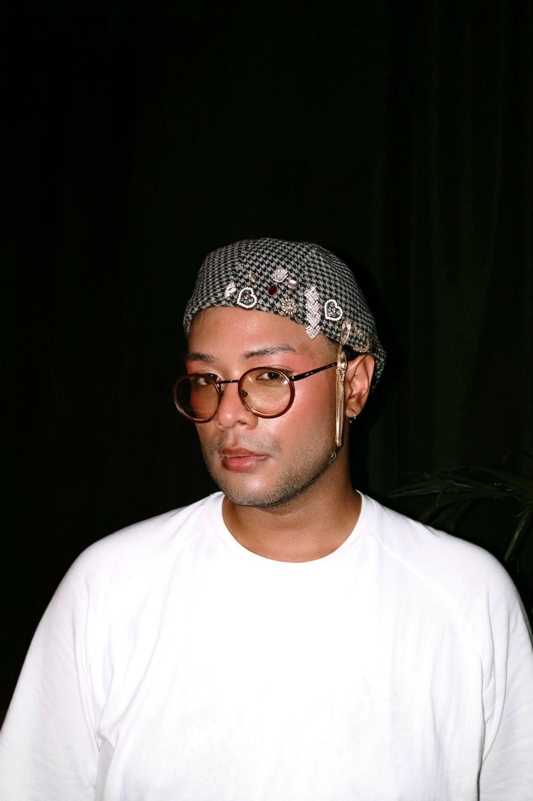 Para Neemias Belfort, stylist, diretor criativo e produtor, o retorno do maximalismo acompanha um movimento histórico em que períodos de instabilidade costumam impulsionar uma moda mais exuberante, também como forma de escapismo.