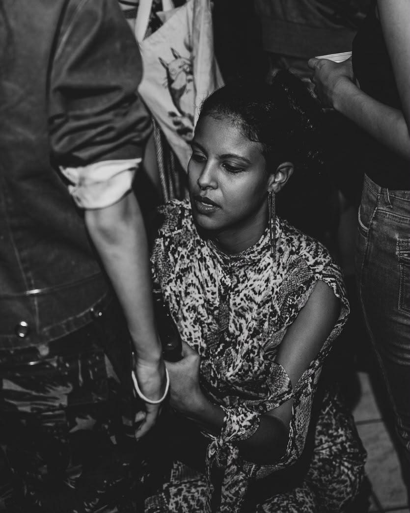 Camila Monteiro, estilista, idealizadora e diretora criativa do Atnia Studio, a busca por originalidade também nasce de uma sensação de cansaço.