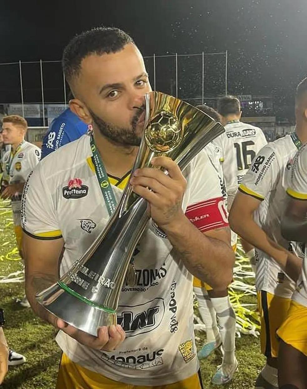 Rafael Tavares com a ta&ccedil;a da S&eacute;rie C de 2023