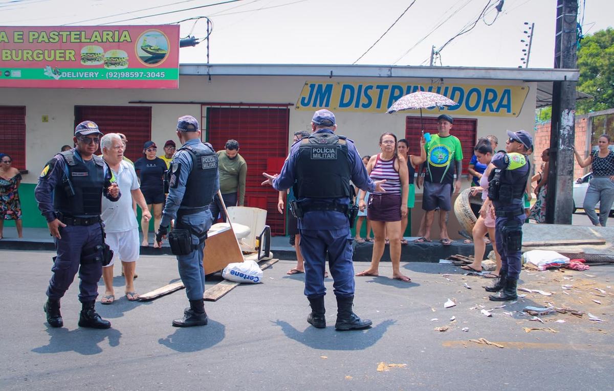 Policiais militares acompanham protesto de moradores do Piorini durante a manifesta&ccedil;&atilde;o pela falta de energia el&eacute;trica na comunidade. Foto: Jeiza Russo/A CR&Iacute;TICA