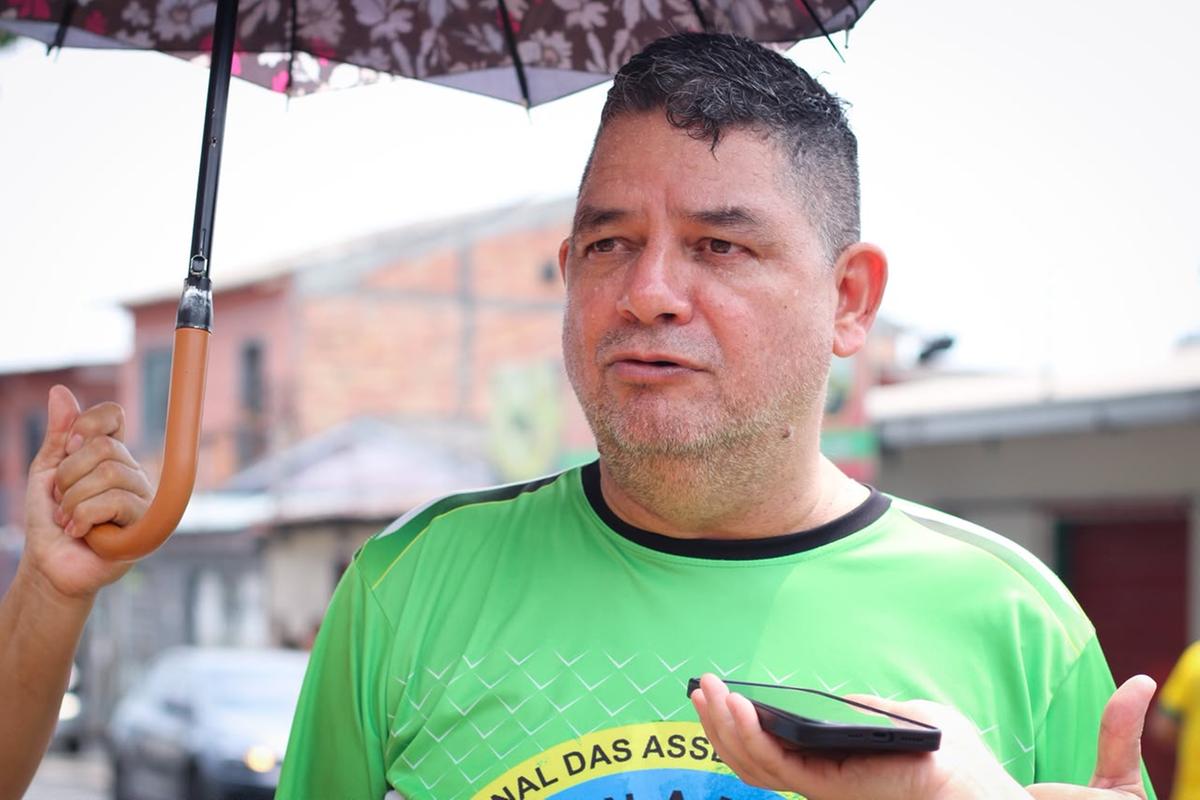 O aposentado Efraim Martins, 57, participou do protesto e relatou os impactos da falta de energia para moradores da regi&atilde;o. Foto: Jeiza Russo/A CR&Iacute;TICA
